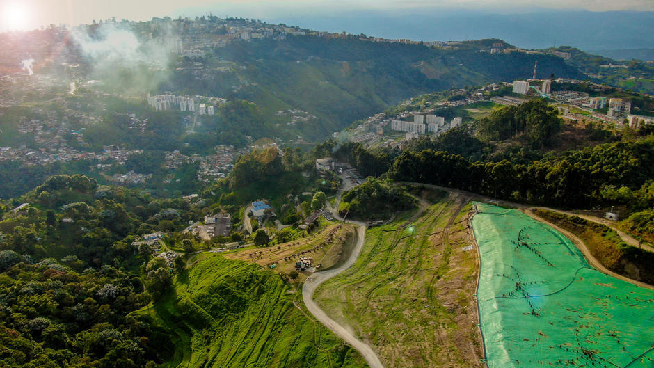 Veolia comprende la biodiversidad como un pilar fundamental para la sostenibilidad ambiental y económica. Asume su responsabilidad en la preservación e integración de la biodiversidad dentro de sus estrategias de negocio y operaciones, reconociéndola como esencial para el bienestar y el desarrollo de los territorios. A través de acciones concretas, Veolia contribuye activamente a la conservación y restauración de la biodiversidad, trabajando por un futuro más sostenible.